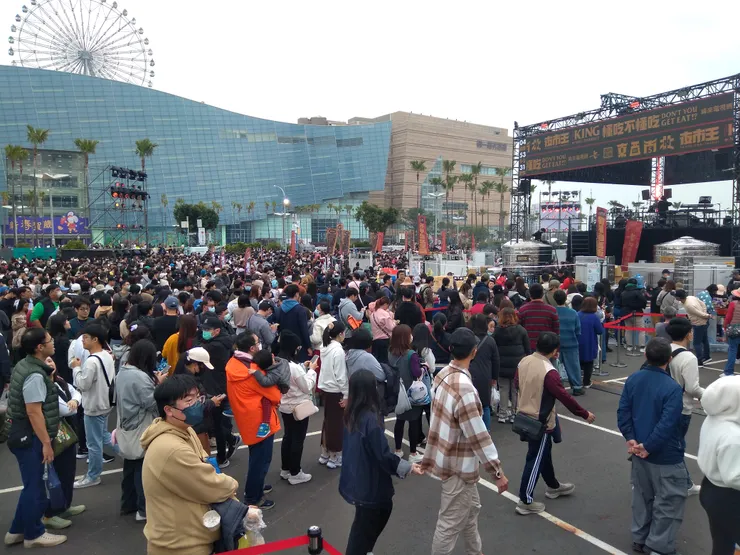 現場。 人滿滿。排隊長龍。不誇張，真的排得很長。