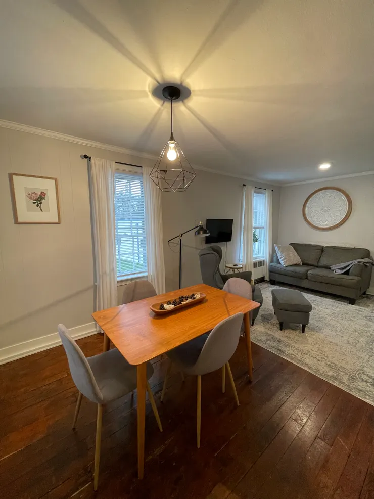 客廳旁的小飯廳，可能是老屋所以木地板走起來會有聲音。