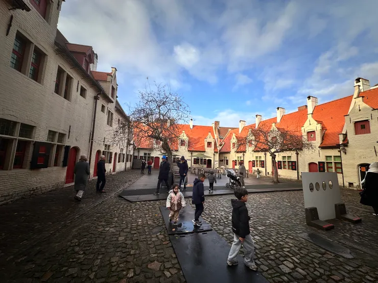 攝於2025/12，博物館內庭，剛好停雨，才有這麼美的藍天白雲背景