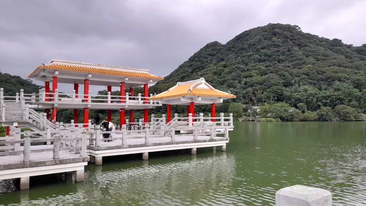 位於湖面北邊的橙黃色水榭樓台。