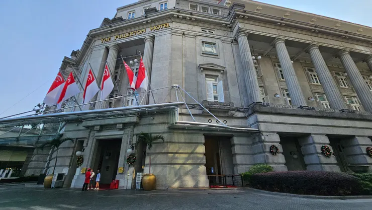 新加坡浮爾頓酒店的門口掛滿了新加坡國旗!