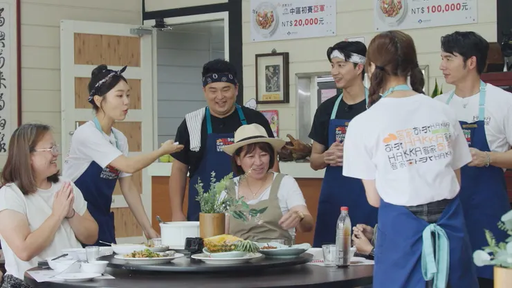 廚房成員們熱情招待客人