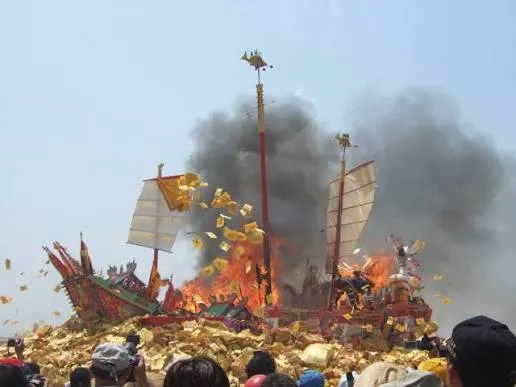 火化王船-代表瘟疫隨火化而去（圖片截圖於網路）