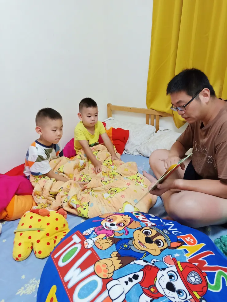 幫孩子生父平衡報導一下，他有時也是有在擔任說故事爸爸職務的(只有在家裡啦)