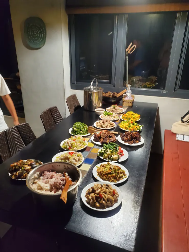 中午因為老師來，而準備的自助餐太豐盛吃不完，第二餐繼續吃，我正好蹭了美味的自助餐，很幸運。