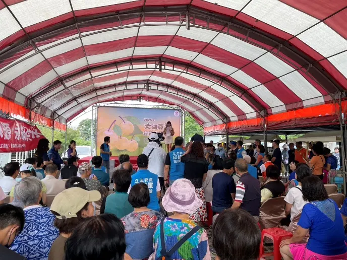 ▲尊梨試吃與販售攤位區。（圖／大湖鄉公所提供）