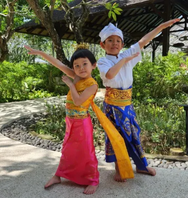 Movepick Resort Jimbaran,Kid's Club體驗當地服飾的活動