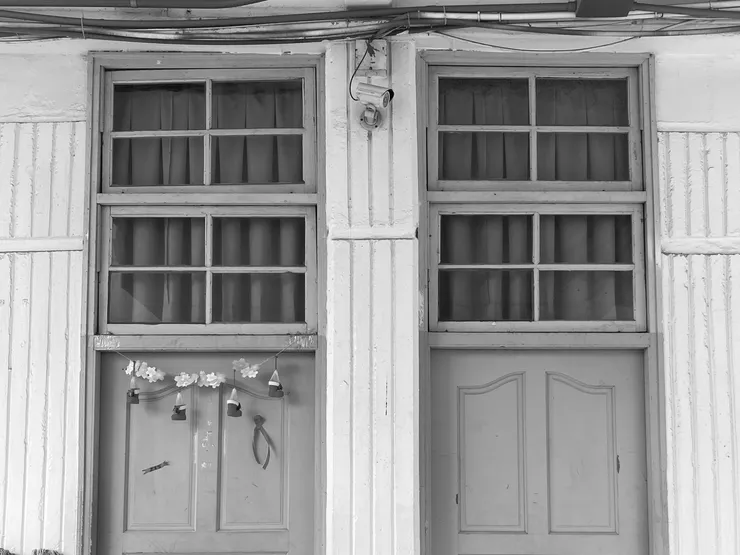 門扇上方的掀式氣窗是原始設計與物件。窗簾則是後來才加上的