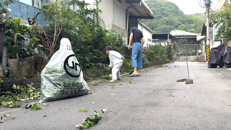 就地取材，大樹葉也能掃。