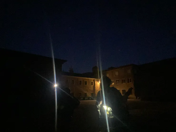 七點多天還沒全亮需要頭燈或手電筒