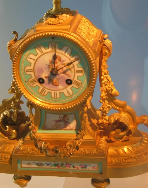 十八、十九世紀的西洋鐘錶，大多來自英國、法國與瑞士，由粵海關採購入貢，成為乾隆皇帝最愛的「西洋奇技」