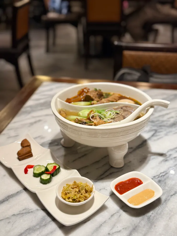 晶華鴛鴦牛肉麵   880元