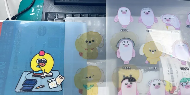 最左邊的是嘎嘎雞印製的資料夾，顏色很飽和。