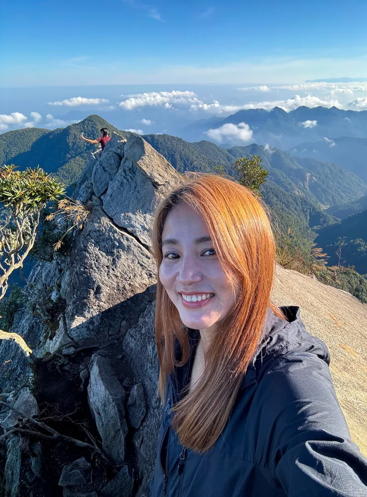 三角點旁是山友們取景拍照的地點，沒有防護裸露感又強烈，站高高拍照也太逼人了，本人決定放棄！不過膽子超大的若琪三兩下就走上去整理好頭髮準備站起來拍照了～我在旁邊嚇到吃手手～