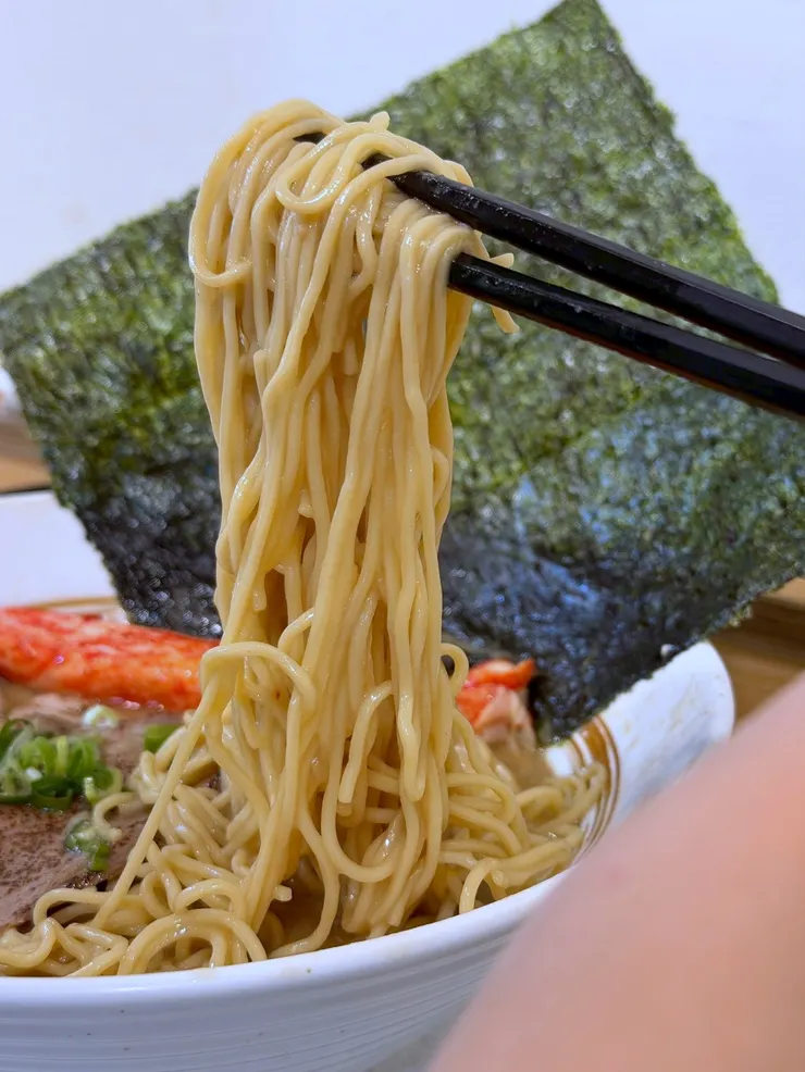 Q 彈的博多極細麵配上軟嫩多汁的叉燒，是整碗麵的靈魂。