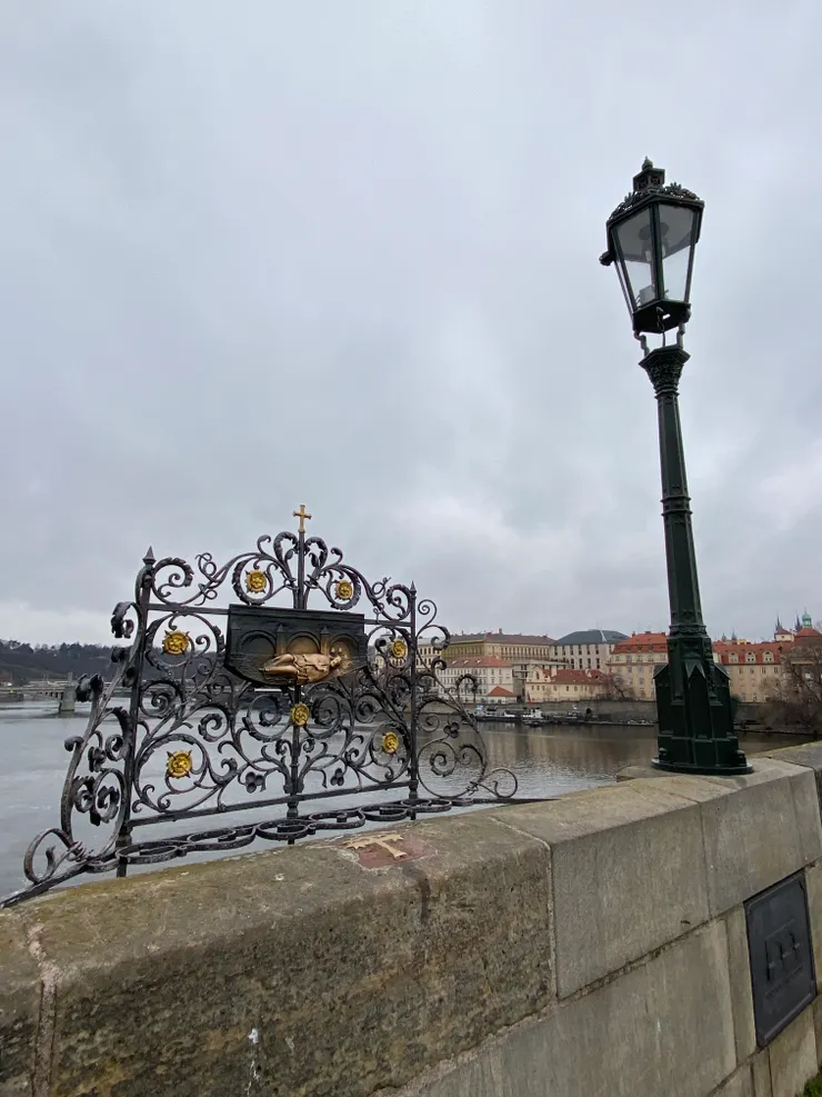 還記得被割舌頭丟合理的聖約翰嗎? 這就是他被丟下河的地方!!!