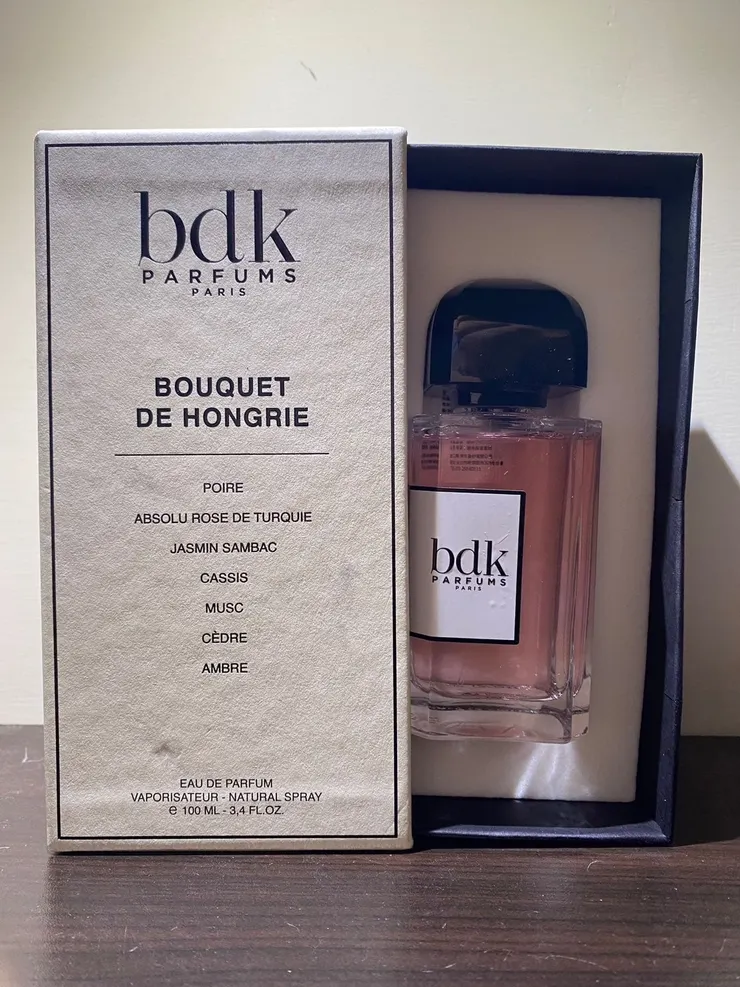 BDK包裝簡約卻十分的有質感，紙盒帶有厚度，開啟方式是從盒子側邊拉開