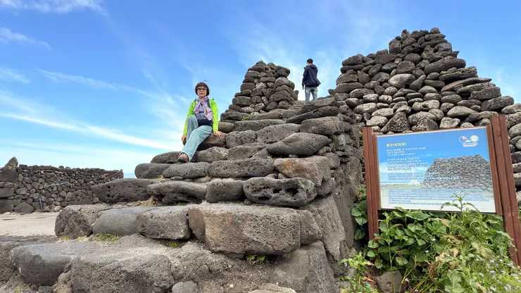 石頭堆疊成高高的烽火台