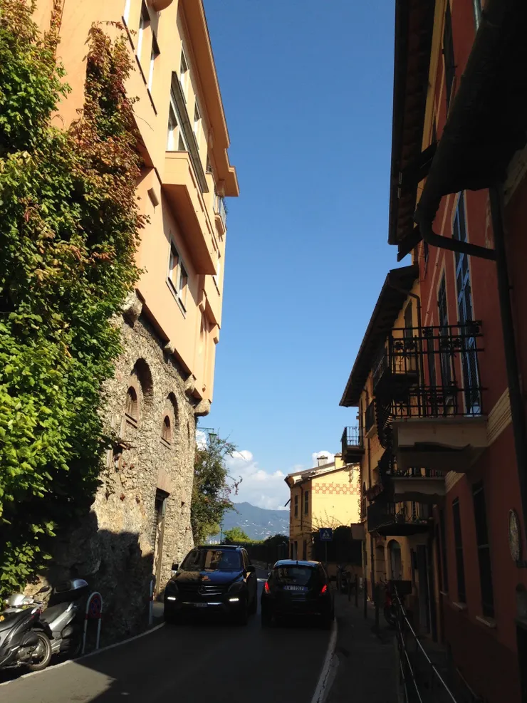 來，你看看，車道是不是很窄？