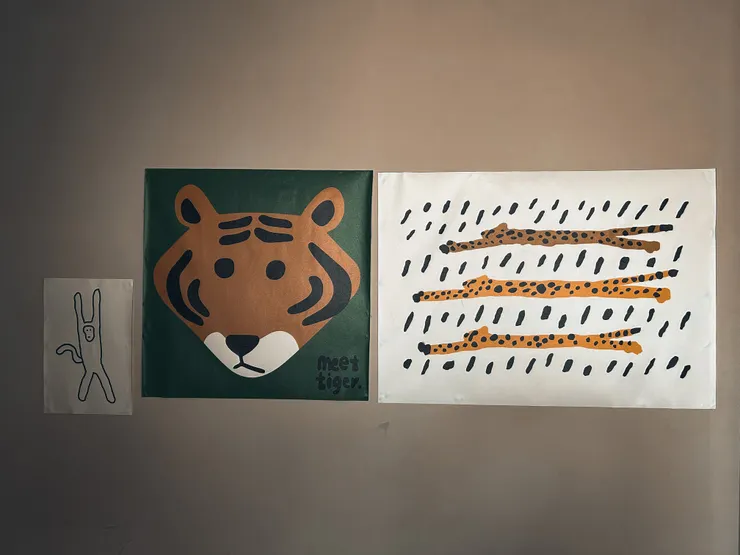 角落旁邊的牆上貼有老虎圖案