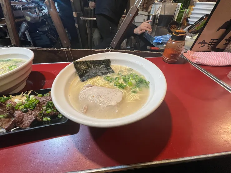 福冈屋台的拉面、烤肉和饮料