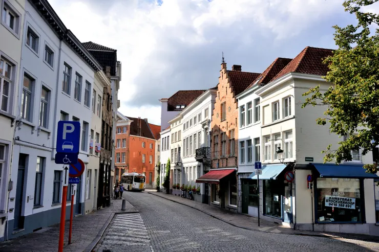 【陽光下市街充滿幾何形狀與色彩,別問任一小巷的名只管往裡面踩。這是我們住的Langestraat算主幹道,可通中型巴士公車的。】