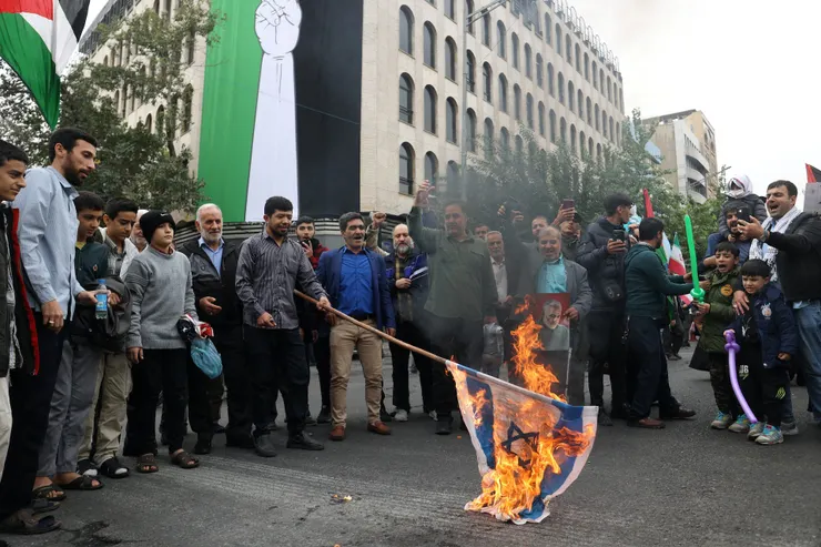 2023年10月13日,伊朗民眾在首都德黑蘭集會,聲援巴勒斯坦。(Reuters)