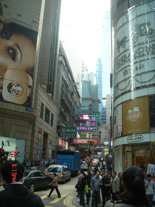 香港的大樓永遠比誰高,街道永遠比誰窄