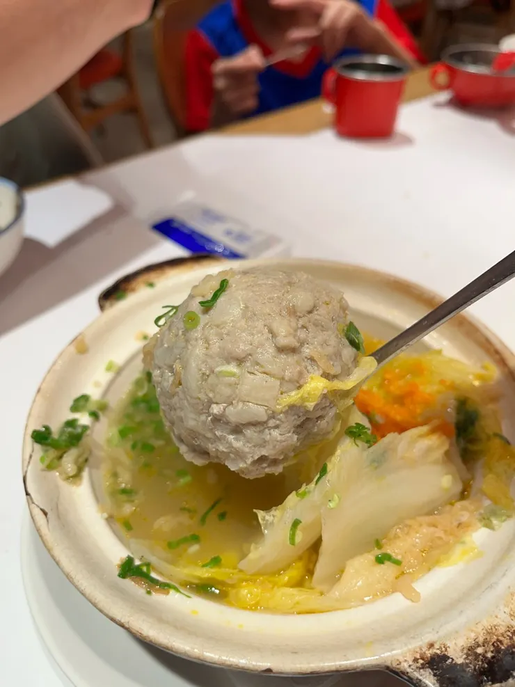 獅子頭很大一顆，有加荸薺很優秀XD。