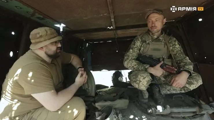 右側為駕駛兵Wedge(畫面來源：Армія TV)