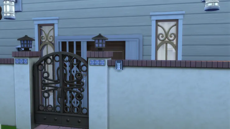 後門用密碼鎖開關。我很喜歡圍牆的柱，藍白色的磁磚很好看。