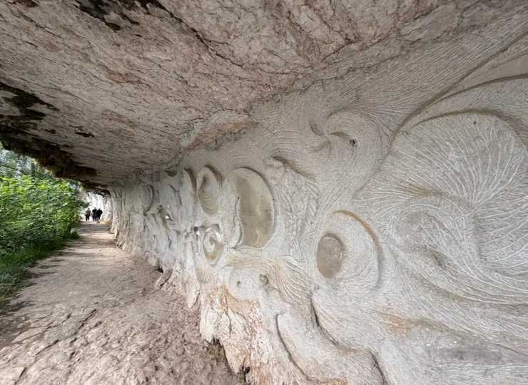 牆面上有著雕刻,象徵水流、漩渦和自然