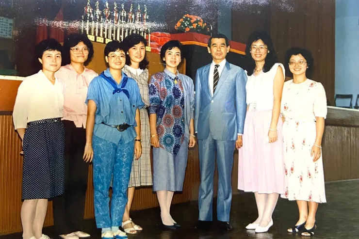 1992年我（照片最右）與林校長的合照