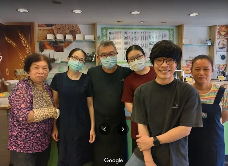 在我淡水租屋處樓下的早餐店麥德多，是一間頗受淡大學生喜愛的店家，盧廣仲就讀於淡大期間多次來麥德多消費，畢業後也經常回來。（圖片翻攝自 Google 地圖）