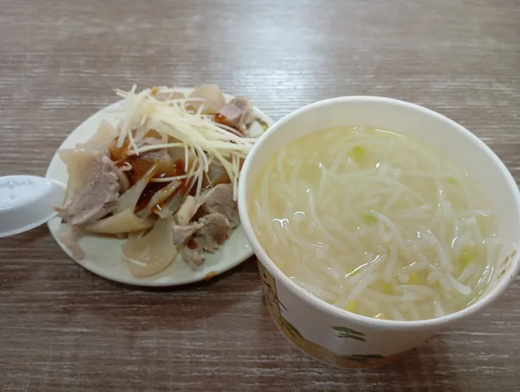 本來想點油豆腐但賣光了,只好替換成豬皮。