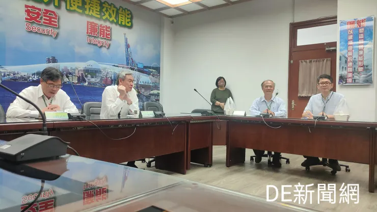 基隆關務長張世棟(左二)強調,ok繃等境外醫療耗材均需依照衛福部規定之數量購買。(記者曾金萬/攝)