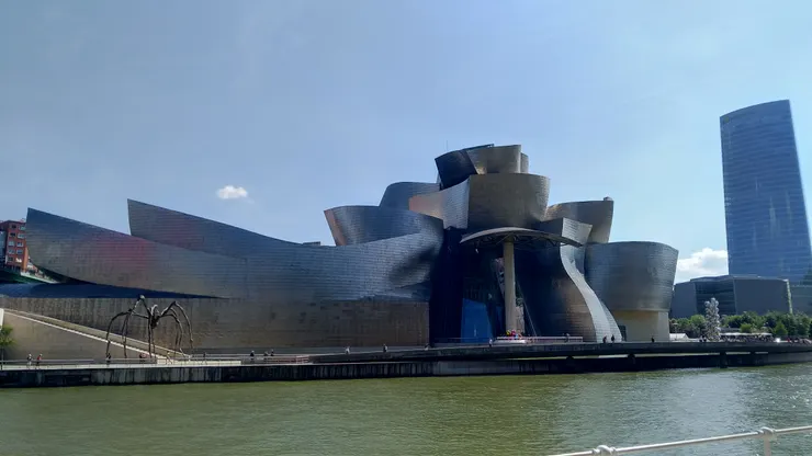 這朵看似綻放的金屬光,改變了畢爾包的天際線