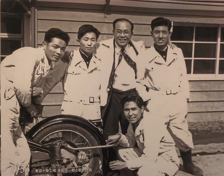 本田與年輕員工的合照 圖片來源：https://bike-lineage.org/etc/hondasouichirou/