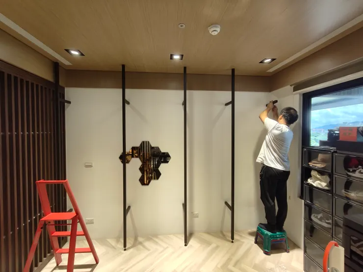 左寬右窄的柱間距離是根據要擺放的行李箱尺寸來做規劃