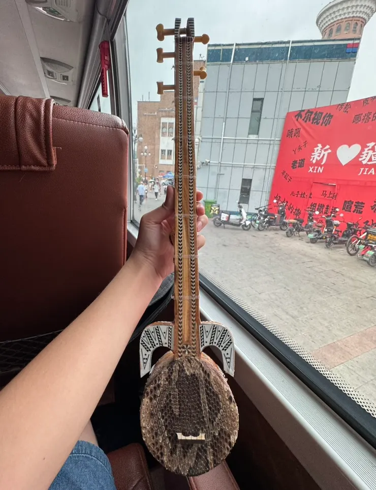 女兒買了這把用蟒蛇皮做的熱瓦甫