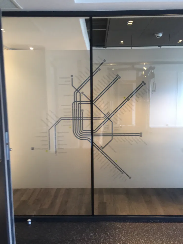 我站在玻璃前,看著世界替我畫出的路線, 卻發現——我真正的位置,不在圖上。