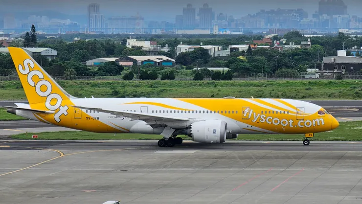 這是酷航的波音787廣體雙走道客機!機艙內的七彩霓虹情境燈超級有趣!