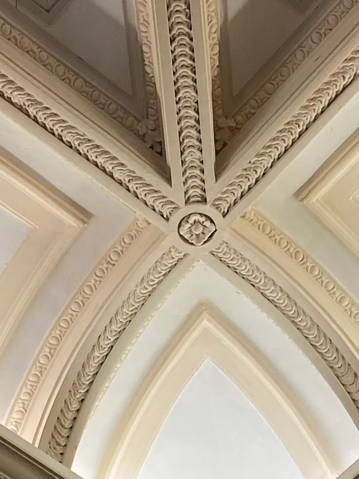 屋頂的灰泥裝飾精緻