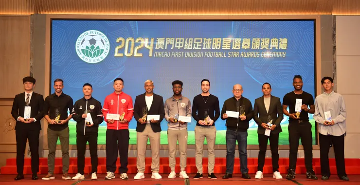 「最佳11人足球明星」獲獎者合照(部份代領)