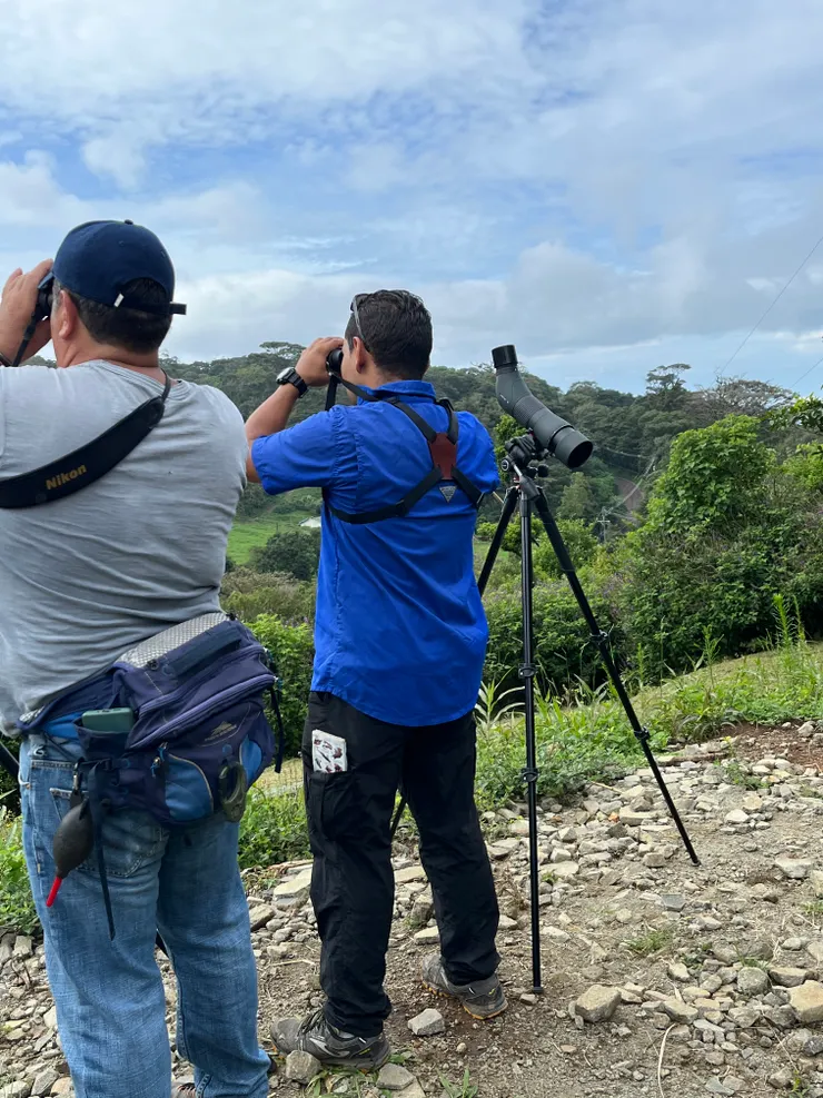 一下車就馬上工作找鳥的guide