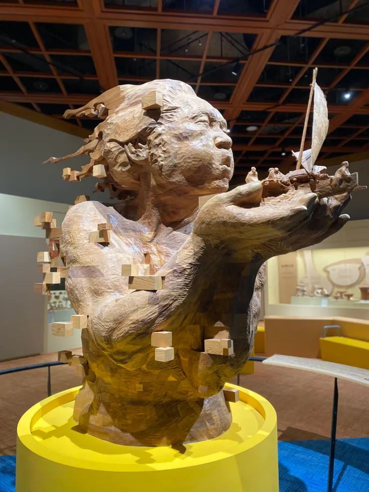 攝於台東的台灣史前文化博物館的木雕作品《海風》，展現當時移民無畏巨浪風雨抵達台灣的精神。