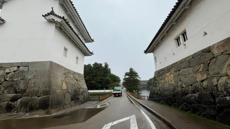 中間現在剛好成為一條路。