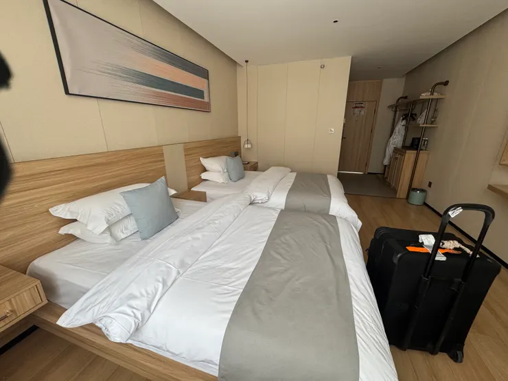 酒店很好心幫我升級為雙床房，我可一床睡一手一腳😄