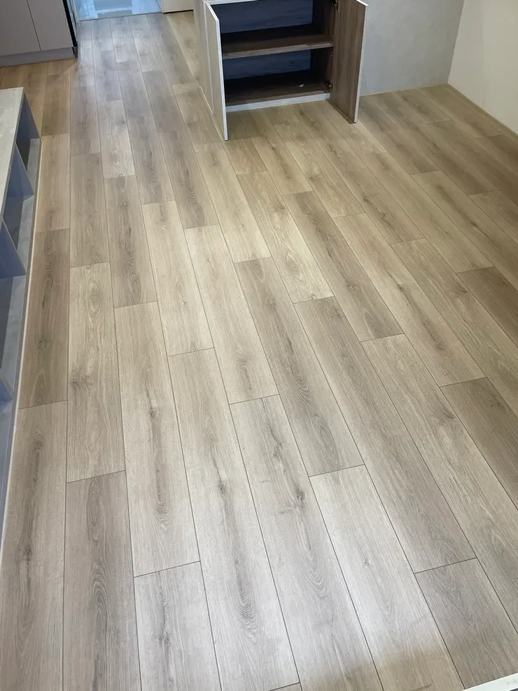 ▲ 淺色系的 Krono 木地板發揮了色彩的擴張效應，讓小客廳也能擁有一流的空間呼吸感。