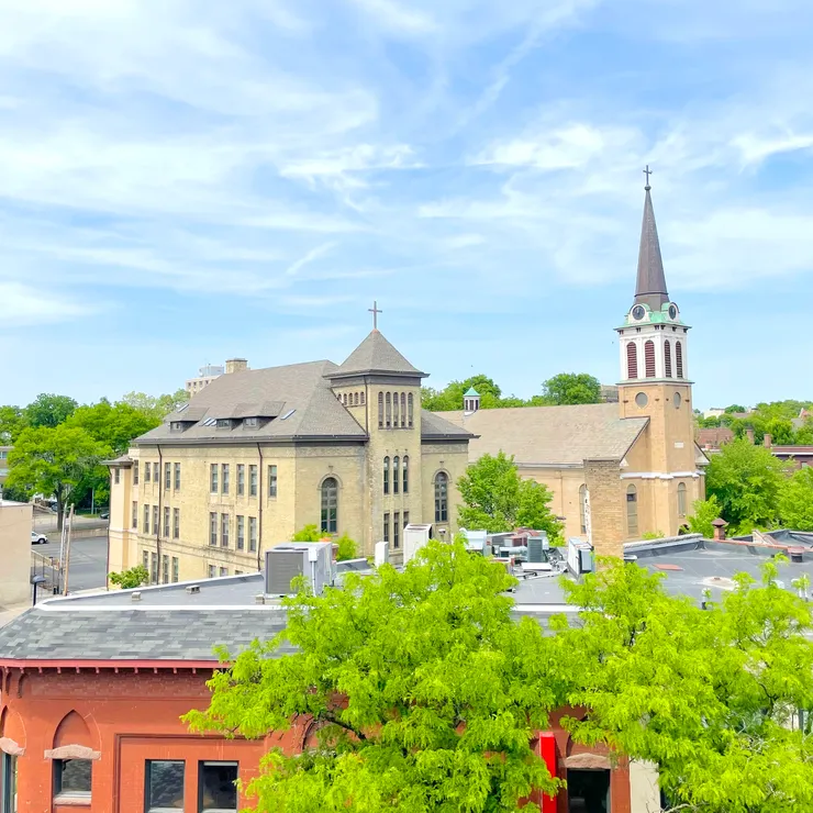 從頂樓看出去的街景，這個角度可以看到遠處的教堂